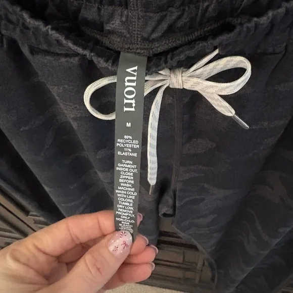 NWOT: Vuori Women's Performance Black Camouflage Jogger Pants- Size Medium - Picture 5 of 5